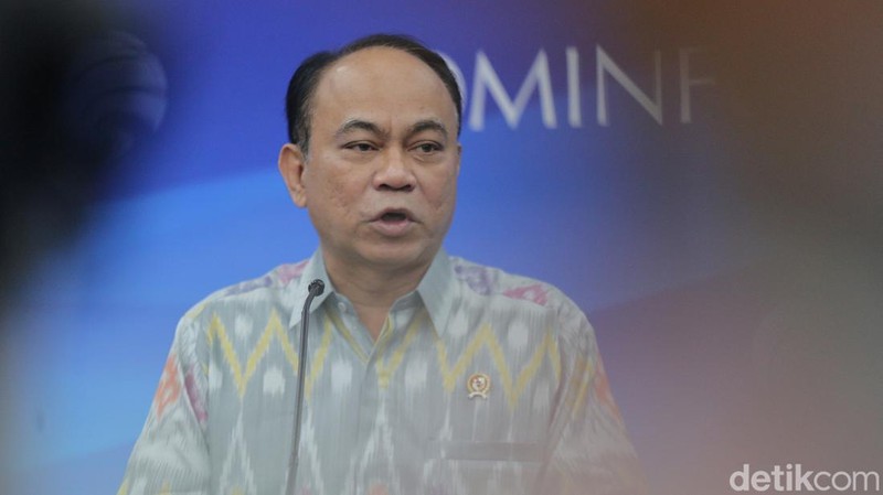 Menkominfo Budi Arie, Dirjen Aptika Semuel Abrijani Pengerapan dan Stafsus Menkominfo Sugiharto memberikan keterangan pers perihal judi online di Kantor Kementrian Kominfo, Jakarta, Jumat (20/10/2023).