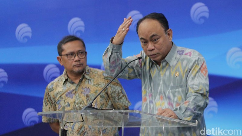 Menkominfo Budi Arie, Dirjen Aptika Semuel Abrijani Pengerapan dan Stafsus Menkominfo Sugiharto memberikan keterangan pers perihal judi online di Kantor Kementrian Kominfo, Jakarta, Jumat (20/10/2023).