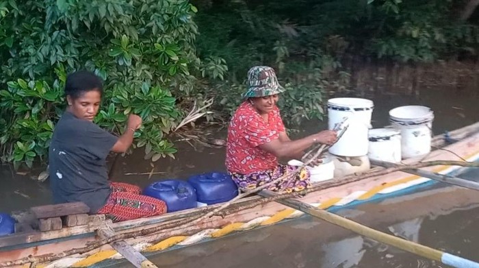 Momen warga Sorong mendayung demi mencari sumber mata air.