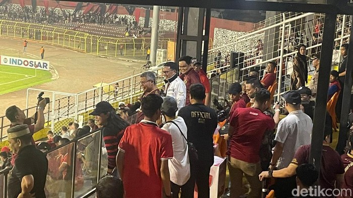 Mantan Gubernur Sulawesi Selatan (Sulsel) Nurdin Abdullah (NA) terlihat hadir di Stadion Gelora BJ Habibie untuk menyaksikan laga PSM Makassar Vs Arema FC.