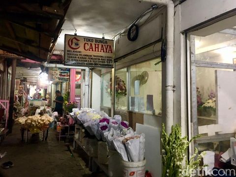 Suasana Pasar Bunga Kayoon Surabaya