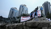 Massa mahasiswa melakukan demonstrasi terkait putusan Mahkamah Konstitusi (MK) di kawasan Patung Kuda di Jalan Medan Merdeka Barat, Jakarta Pusat, Jumat (20/10/2023).