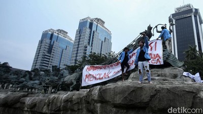 Penampakan Patung Kuda Penuh Spanduk Protes Mahasiswa