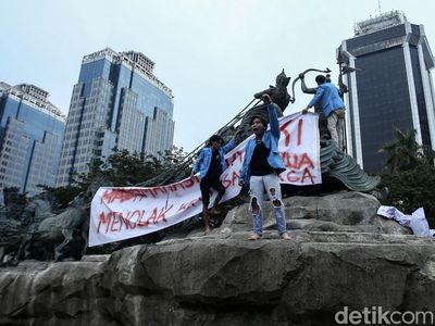 Penampakan Patung Kuda Penuh Spanduk Protes Mahasiswa