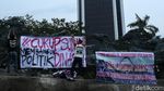 Penampakan Patung Kuda Penuh Spanduk Protes Mahasiswa