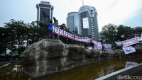 Patung Kuda tampak penuh oleh spanduk protes dari mahasiswa.