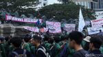 Penampakan Patung Kuda Penuh Spanduk Protes Mahasiswa