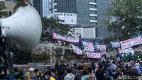 Sebagaimana diketahui, MK telah memutuskan bahwa orang usia di bawah 40 tahun ke bawah dapat maju sebagai capres-cawapres asalkan sudah pernah menjabat kepala daerah.