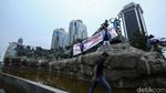 Penampakan Patung Kuda Penuh Spanduk Protes Mahasiswa