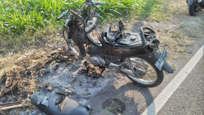 Pelaku curanmor di Bantul ditangkap korbannya di Jalur Jalan Lintas Selatan (JJLS) Bantul, Kamis (19/10/2023). Kondisi motor korban ringsek usai dibawa pelaku dan terjatuh saat dikejar.