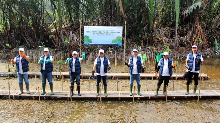Plt Direktur Utama PT Asuransi BRI Life, I Dewa Gede Agung (kiri) bersama Jajaran Direksi dan Komisaris BRI Life bersiap melakukan penanaman mangrove di Kawasan Ekowisata Mangrove Muara Kapuk, Jakarta Utara.