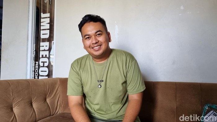 Pencipta lagu Rungkad, Vicky Prasetyo (26) saat memberikan keterangan di studio miliknya di Kalurahan Pleret, Kapanewon Pleret, Kabupaten Bantul, Jumat (20/10/2023).