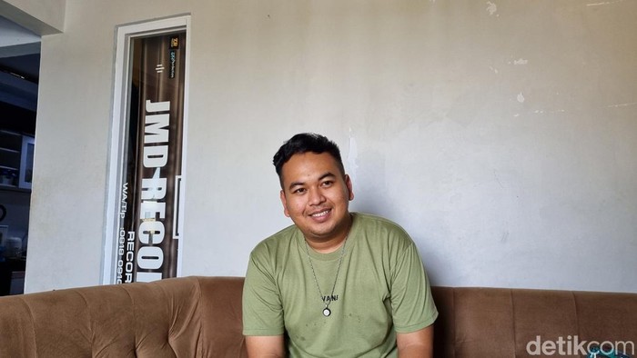 Pencipta lagu rungkad yakni Vicky Prasetyo (26) saat memberikan keterangan di Studio miliknya di Kalurahan Pleret, Kapanewon Pleret, Kabupaten Bantul, Jumat (20/10/2023).