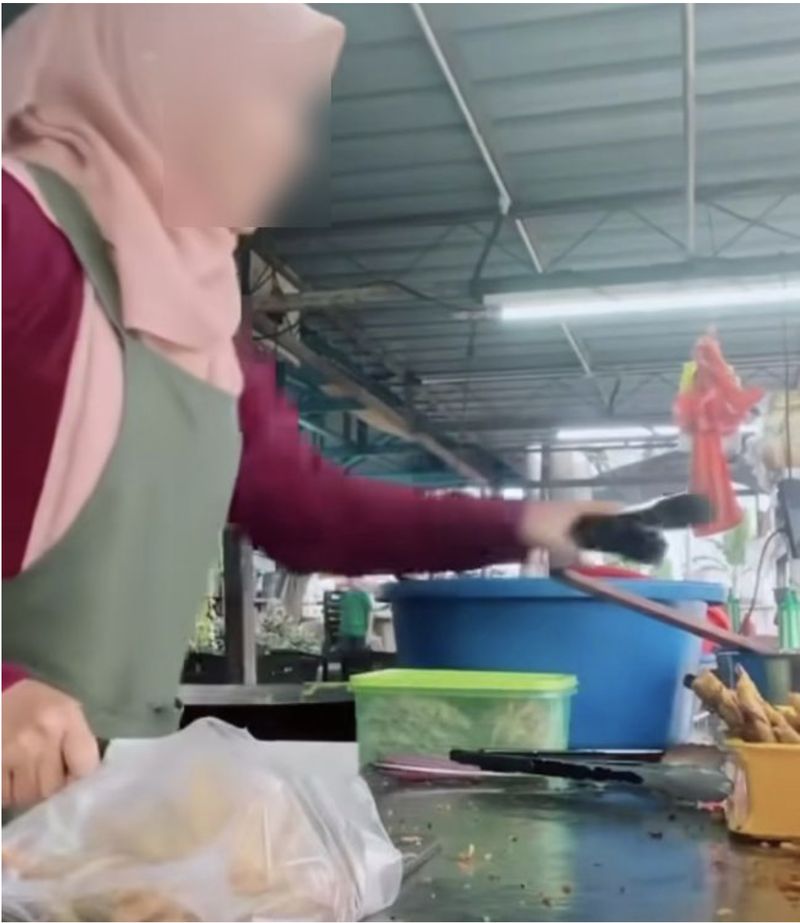 Penjual Bakwan Udang Ini Soroti Cara Bayar Pembelinya yang Kurang Sopan