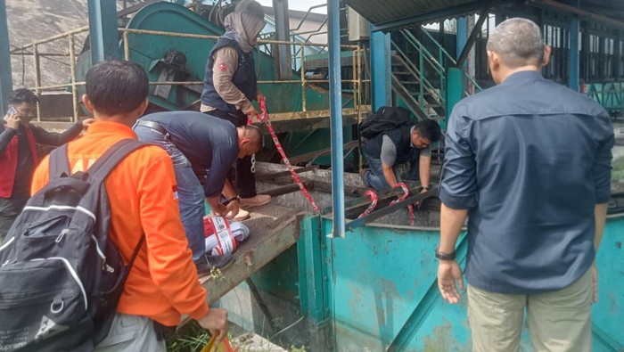 Penyegelan pabrik kelapa sawit oleh tim gabungan di Muaro Jambi.