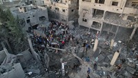 Israel membalas dengan serangan udara ke Jalur Gaza, daerah kantong Palestina yang dikuasai oleh Hamas. Sejak itu, daerah kantong tersebut menjadi sasaran pemboman udara selama berhari-hari.