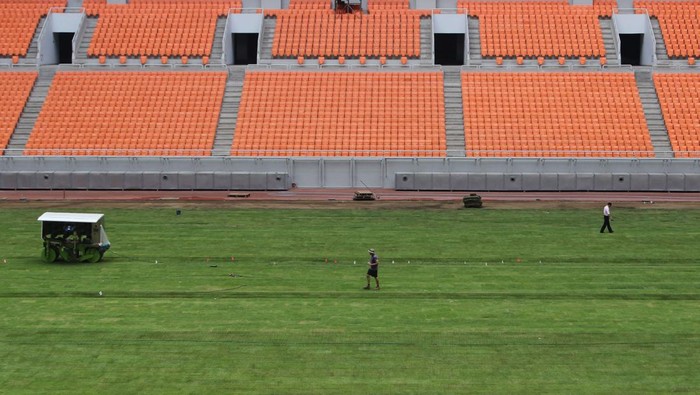 Pekerja mengerjakan perbaikan rumput Jakarta Internasional Stadium (JIS) di Jakarta, Kamis (19/10/2023).  Pemprov DKI Jakarta menyatakan renovasi JIS untuk Piala Dunia U-17 mencapai 95 persen dan ditargetkan selesai pada akhir Oktober 2023. ANTARA FOTO/Khaerul Izan/Ak/Spt.
