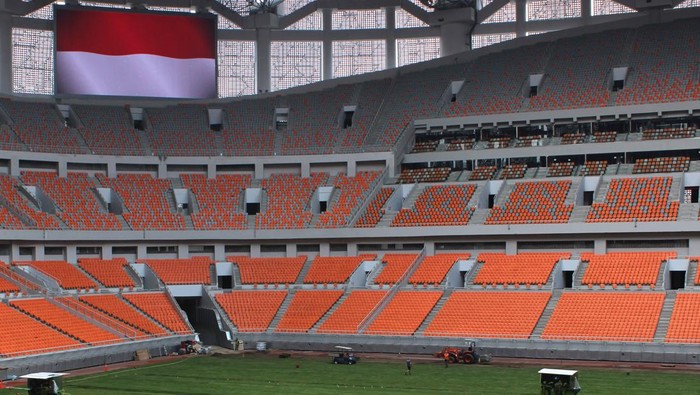 Pekerja mengerjakan perbaikan rumput Jakarta Internasional Stadium (JIS) di Jakarta, Kamis (19/10/2023).  Pemprov DKI Jakarta menyatakan renovasi JIS untuk Piala Dunia U-17 mencapai 95 persen dan ditargetkan selesai pada akhir Oktober 2023. ANTARA FOTO/Khaerul Izan/Ak/Spt.