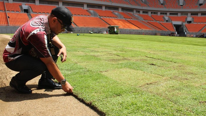 Pekerja mengerjakan perbaikan rumput Jakarta Internasional Stadium (JIS) di Jakarta, Kamis (19/10/2023).  Pemprov DKI Jakarta menyatakan renovasi JIS untuk Piala Dunia U-17 mencapai 95 persen dan ditargetkan selesai pada akhir Oktober 2023. ANTARA FOTO/Khaerul Izan/Ak/Spt.