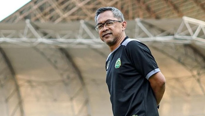 Pelatih Persikabo 1973, Aji Santoso saat memimpin sesi latihan.