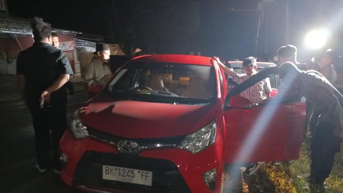 Personel Polda Sumut memeriksa mobil pengendara yang melintas dalam rangka razia narkoba. (Dok Polda Sumut)