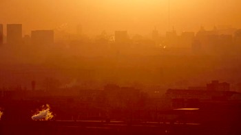Beijing, China, diselimuti polusi udara pada pagi musim dingin. Menghirup udara yang tercemar telah menyebabkan lebih dari 5,5 juta kematian dini per tahun, dan para peneliti memperkirakan bahwa pada tahun 2030, kematian terkait polusi udara  dapat meningkat sebesar 60 ribu per tahun akibat dampak perubahan iklim. Foto: CBS News