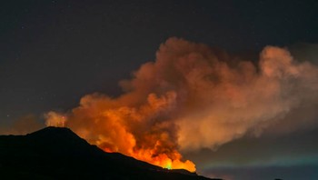 Para ahli mengatakan perubahan iklim meningkatkan frekuensi dan tingkat keparahan kebakaran hutan di wilayah kering. Di California Selatan, kekeringan selama bertahun-tahun mengeringkan semak belukar dan pepohonan di banyak lereng bukit. Pada 2019, kebakaran menghancurkan lebih dari seperempat juta hektar lahan dan menewaskan tiga orang di seluruh negara bagian. Musim kebakaran hutan tahun 2020 bahkan lebih buruk lagi. Foto: CBS News