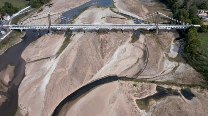 Perubahan Iklim Bikin Cabang Sungai Loire Prancis Kering Kerontang A view shows a bridge with sandbanks of a branch of the Loire River in Loireauxence, France, October 17, 2023. REUTERS/Stephane Mahe TPX IMAGES OF THE DAY