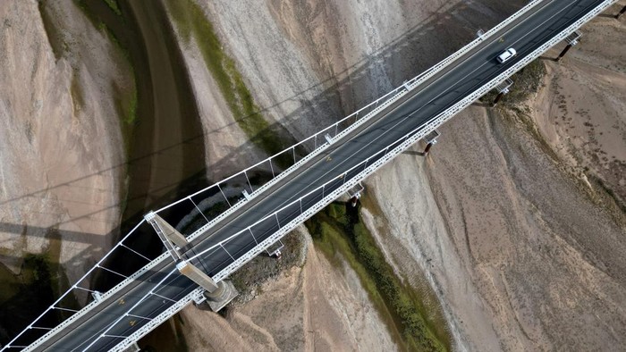 A view shows a bridge with sandbanks of a branch of the Loire River in Loireauxence, France, October 17, 2023. REUTERS/Stephane Mahe     TPX IMAGES OF THE DAY