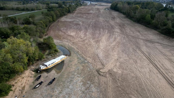 Perubahan Iklim Bikin Cabang Sungai Loire Prancis Kering Kerontang A view shows a bridge with sandbanks of a branch of the Loire River in Loireauxence, France, October 17, 2023. REUTERS/Stephane Mahe TPX IMAGES OF THE DAY