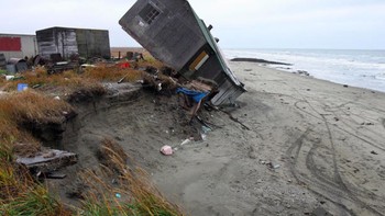 Sebuah rumah yang hancur akibat erosi pantai di desa Shishmaref, Alaska. Meningkatnya suhu di sana telah menyebabkan berkurangnya es laut dan mencairnya lapisan es di sepanjang pantai, sehingga mengancam garis pantai. Foto: CBS News
