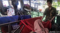 Salah satunya Al-Huda Batik di Taman Pinang Sidoarjo. Terlihat dua orang sedang melakukan proses membatik.
