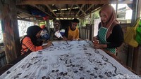 Al Huda Batik Sidoarjo ini memiliki desain motif sendiri yang dibuat sejak tahun 1982. Mereka juga memberikan ruang kepada anak-anak berkebutuhan khusus dalam proses pembatik.