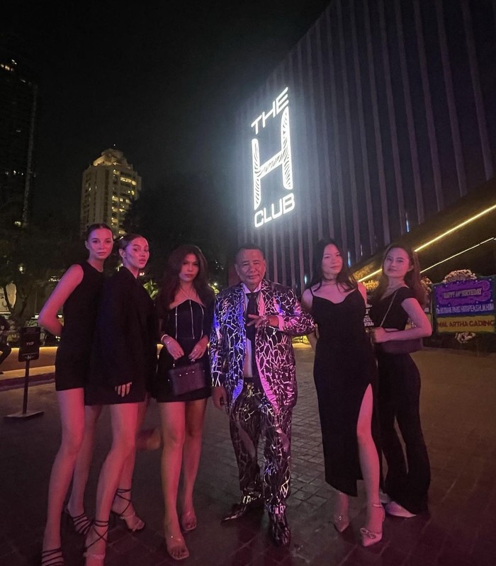 Pesta Ultah Hotman Paris ke-64, Meriah dengan Banyak Kue!