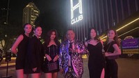 Hotman Paris mengadakan pesta besar di club miliknya, H Club, yang berlokasi di kawasan SCBD, Jakarta Selatan. Ia pun mengundang banyak orang, termasuk para asisten pribadinya. Foto: Instagram @hotmanparisofficial