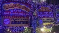 Pada pesta ulang tahunnya tersebut, pengacara selebriti ini mendapat banyak sekali karangan bunga. Berisi ucapan selamat dari rekan-rekannya. Foto: Instagram @hotmanparisofficial