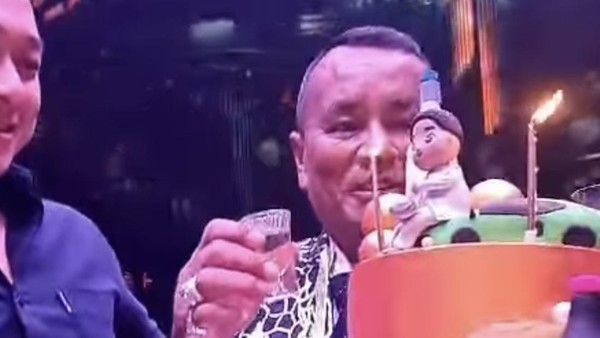 Pesta Ultah Hotman Paris ke-64, Meriah dengan Banyak Kue!