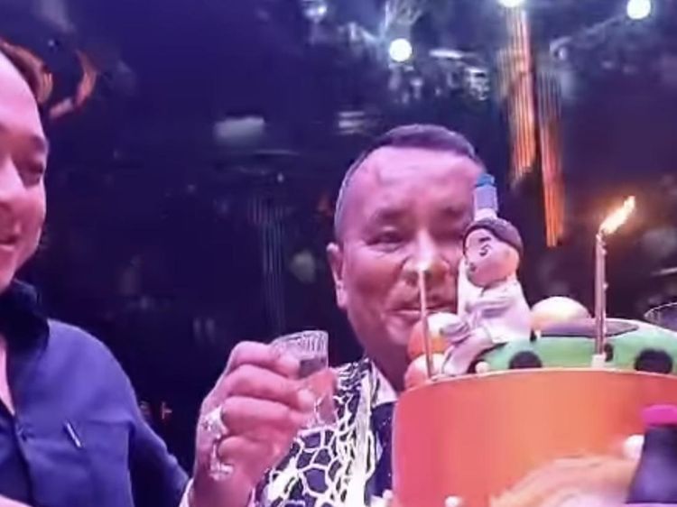 Pesta Ultah Hotman Paris ke-64, Meriah dengan Banyak Kue!