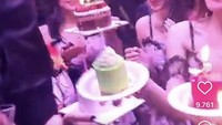 Satu per satu pengacara ternama itu meniup berbagai macam variasi kue ulang tahun yang ia terima. Terlihat variasi kuenya mulai dari red velvet, cokelat, hingga kue hijau cerah. Foto: Instagram @hotmanparisofficial