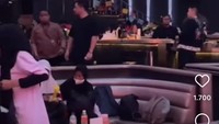 Selain meja panjang, Hotman juga mempersilahkan para tamu spesial duduk di meja bundar dengan kursi sofa seperti ini. Sepertinya tamu bisa menikmati pesta dan aneka makanan dengan lebih nyaman. Foto: Instagram @hotmanparisofficial