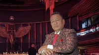 Pada Jumat, 20 Oktober, Hotman Paris berulang tahun yang ke-64. Sehari sebelum ulang tahunnya, ia pun telah merayakan pesta meriah. Foto: Instagram @hotmanparisofficial