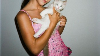 Phoebe Gates bersama kucing kesayangannya. Foto: Instagram