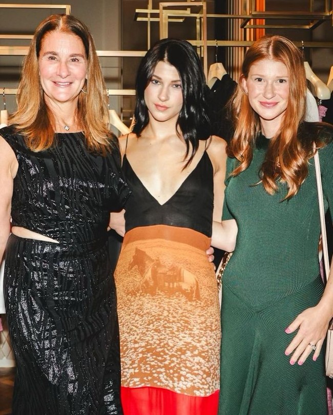 Dilansir People, Phoebe Gates menjalin hubungan dengan Arthur yang tinggal di AS merupakan lulusan Yale University yang punya portfolio menawan. Ia merupakan investor untuk Collaborative Fund dan pernah magang di Lucasfilm juga bekerja sebagai analis di Beehouse dan Goldman Sachs. Foto: Instagram