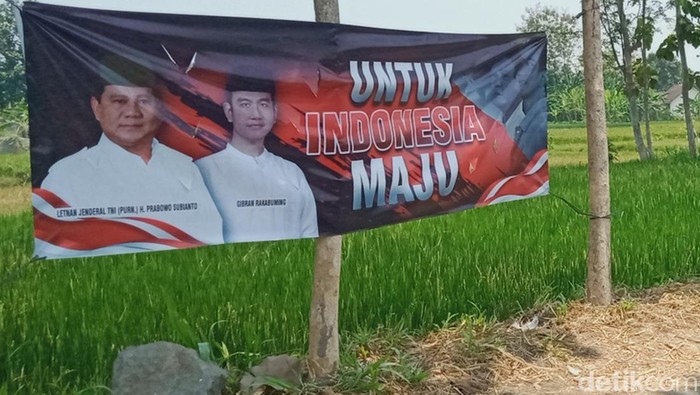 Poster dan spanduk Prabowo-Gibran di Klaten, Jawa Tengah, Jumat (20/10/2023).