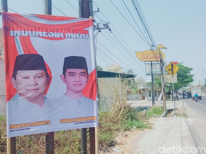 Poster dan spanduk Prabowo-Gibran di Klaten, Jawa Tengah, Jumat (20/10/2023).