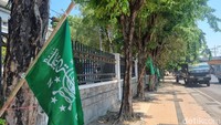 Selain panggung, beberapa ornamen yang peringatan Hari Santri 2023 juga sudah meramaikan Surabaya. Salah satunya deretan umbul-umbul berlogo NU yang terpasang di Jalan Pahlawan. 