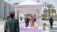 Jokowi ditemani Menteri BUMN Erick Thohir hingga Menteri Perdagangan Zulkifli Hasan (Zulhas) dalam pertemuan bilateral ini.