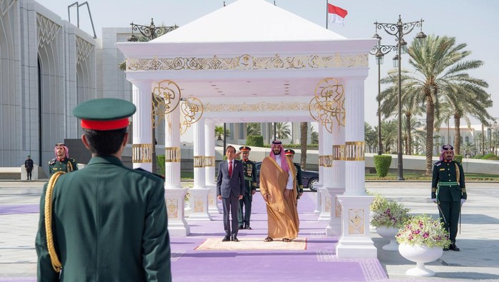 Saudi Crown Prince Mohammed bin Salman walks with Indonesia's President Joko Widodo during a welcome ceremony in Riyadh, Saudi Arabia, October 19, 2023. Bandar Algaloud/Courtesy of Saudi Royal Court/Handout via REUTERS. ATTENTION EDITORS - THIS PICTURE WAS PROVIDED BY A THIRD PARTY