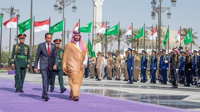Potret Presiden Jokowi Temui Pangeran MBS di Riyadh Saudi Crown Prince Mohammed bin Salman walks with Indonesia's President Joko Widodo during a welcome ceremony in Riyadh, Saudi Arabia, October 19, 2023. Bandar Algaloud/Courtesy of Saudi Royal Court/Handout via REUTERS. ATTENTION EDITORS - THIS PICTURE WAS PROVIDED BY A THIRD PARTY