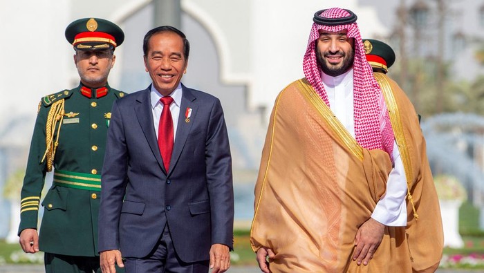Saudi Crown Prince Mohammed bin Salman walks with Indonesias President Joko Widodo during a welcome ceremony in Riyadh, Saudi Arabia, October 19, 2023. Bandar Algaloud/Courtesy of Saudi Royal Court/Handout via REUTERS. ATTENTION EDITORS - THIS PICTURE WAS PROVIDED BY A THIRD PARTY